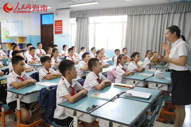 9月9日上午，海口市第二十五小学李冰老师正在上语文课。 人民网记者 孟凡盛摄