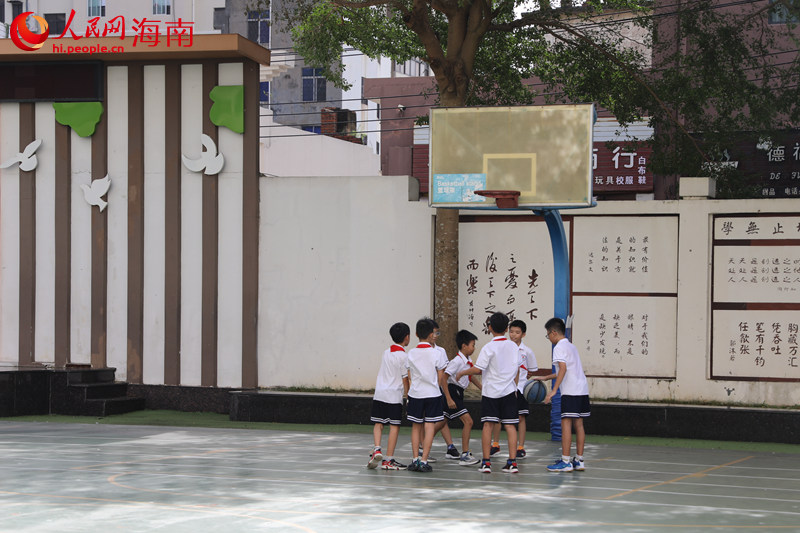 学生在操场上打篮球。 人民网记者 孟凡盛摄