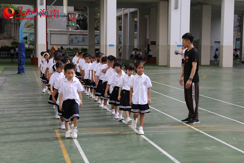 学生正在上体育课。 人民网记者 孟凡盛摄