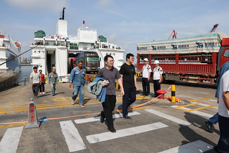 琼州海峡复航后客滚船抵达港口。海南海事局供图