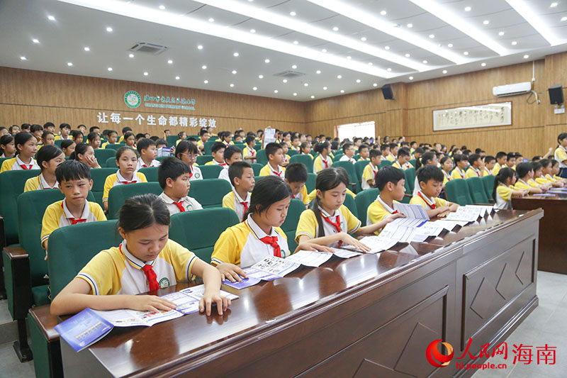 同学们现场翻阅网络安全知识宣传册。人民网记者 牛良玉摄