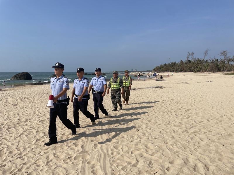 民警在海滩上巡逻。海南省公安厅海岸警察总队供图