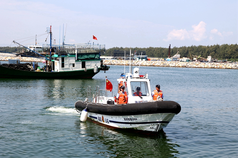 乌场海岸派出所民警驾艇在乌场码头巡逻。海南省海岸警察总队供图