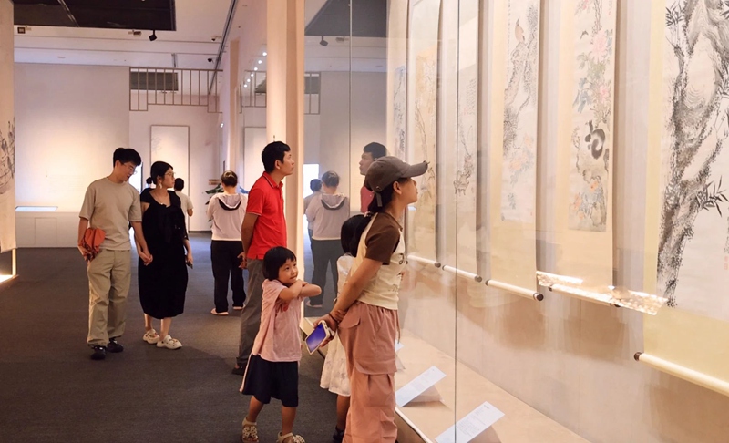 “尽携书画到天涯——庆祝中华人民共和国成立75周年书画特展”。