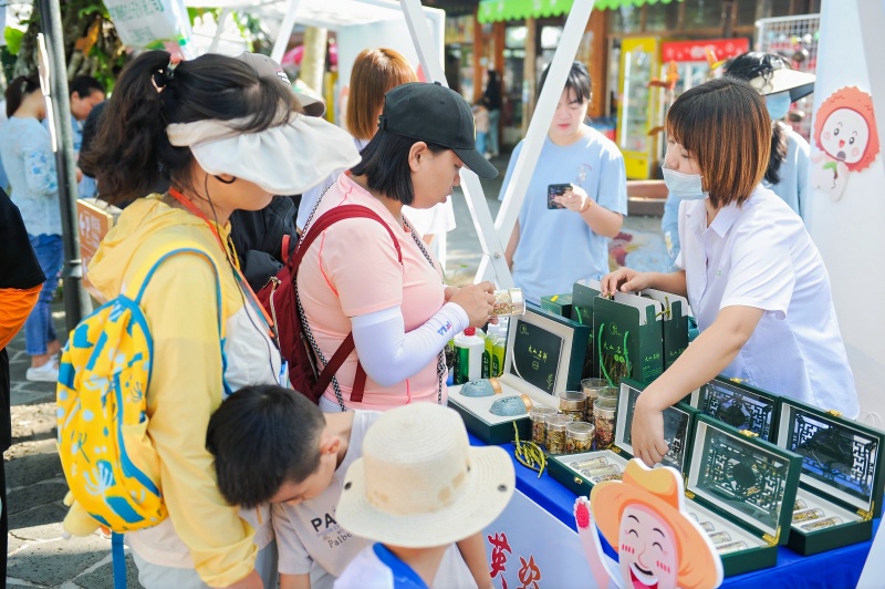 活动现场，琳琅满目的农产品引市民游客围观。 主办方供图