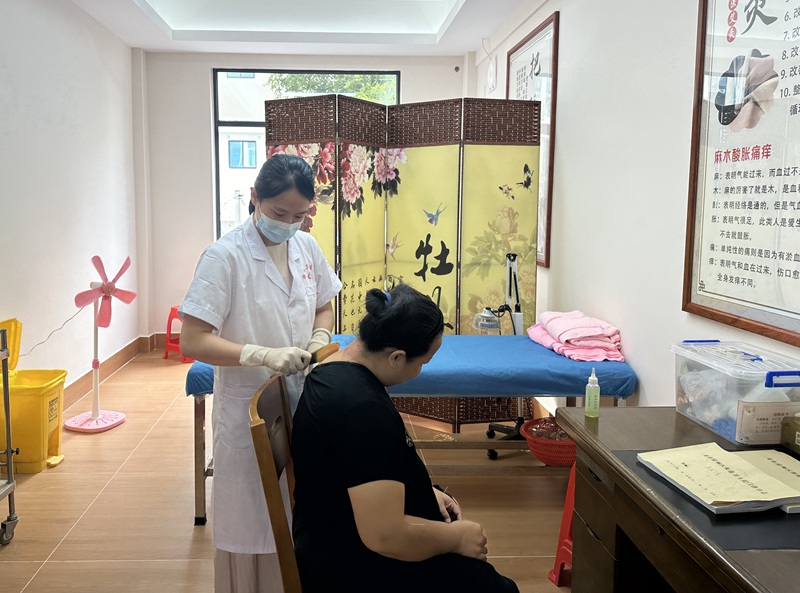 三亚市基层慢病康复理疗站现场。三亚市卫生健康委员会供图