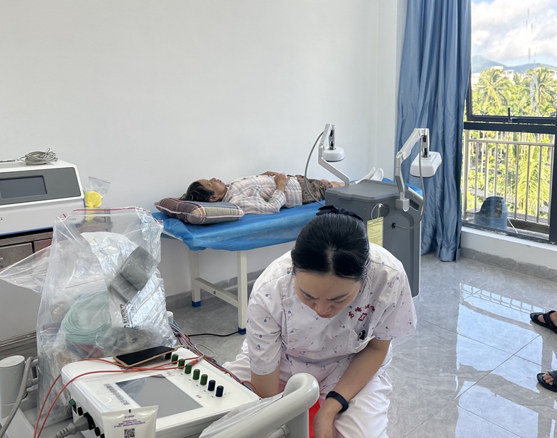 三亚市基层慢病康复理疗站现场。三亚市卫生健康委员会供图