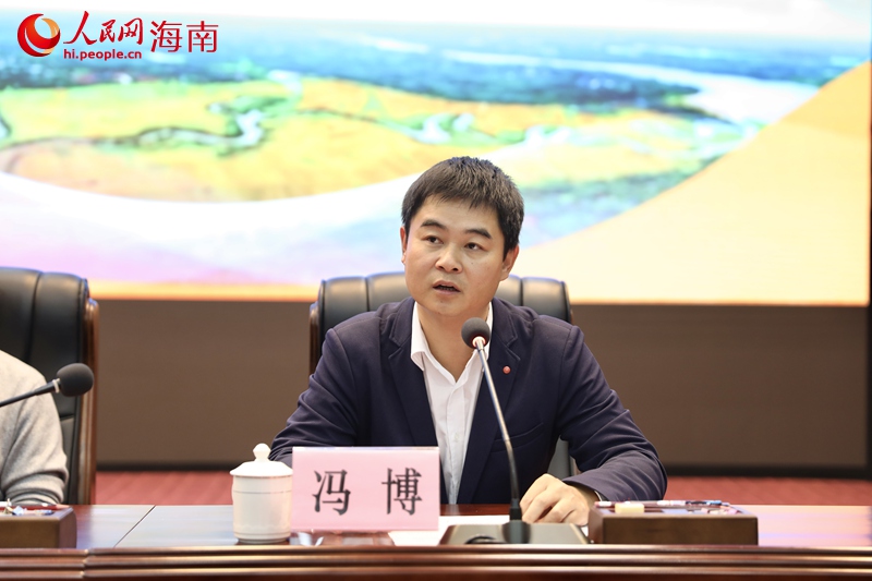 琼山区委宣传部常务副部长冯博在启动仪式上发言。人民网记者 符武平摄