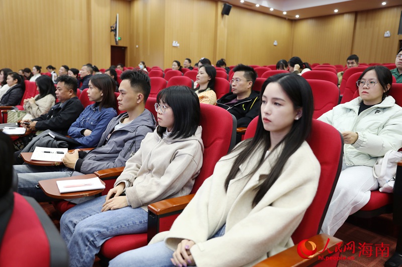 学员们在培训现场认真听讲。人民网记者 符武平摄