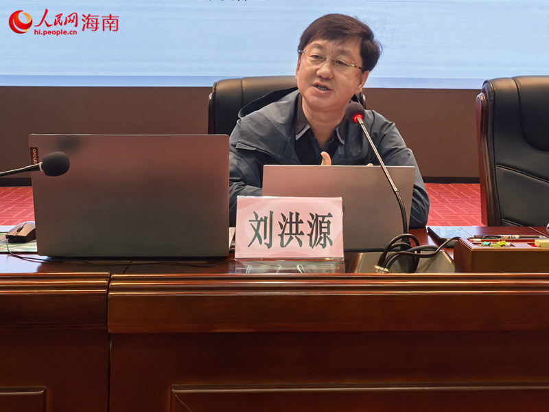 海南师范大学新闻传播与影视学院教授、正高级编辑刘洪源为学员授课。琼山区委宣传部供图