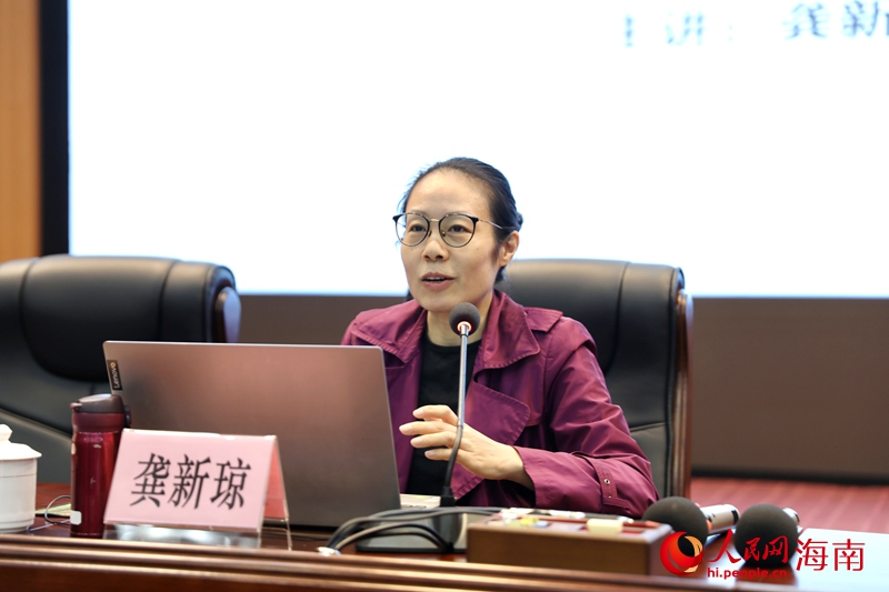 海南师范大学新闻传播与影视学院教授，硕士研究生导师龚新琼给学员们培训。人民网记者 符武平摄
