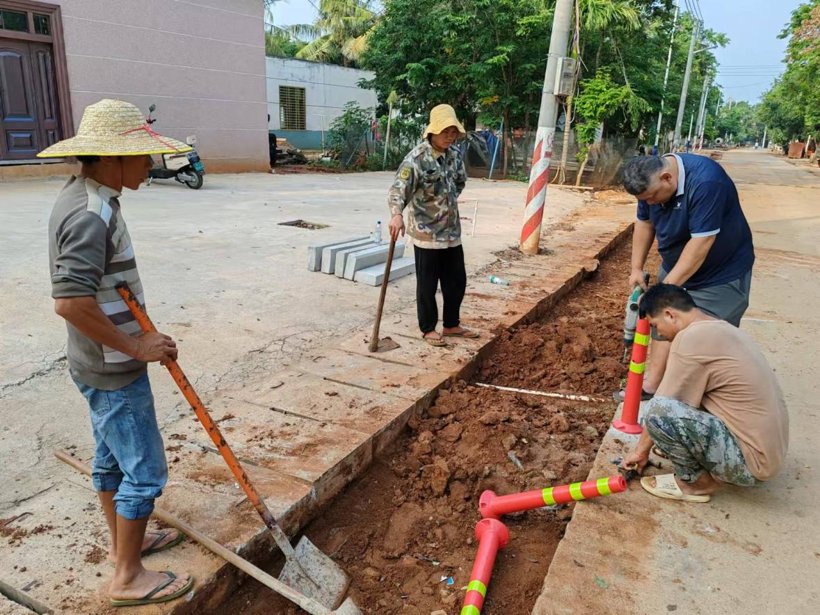 村民参与施工建设现场。昌江黎族自治县十月田镇才地村村民委员会供图