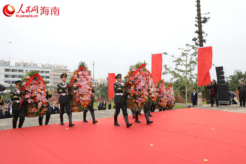 在海榆中线公路建设烈士纪念碑举办缅怀纪念主题党日共建活动。 人民网记者 孟凡盛摄