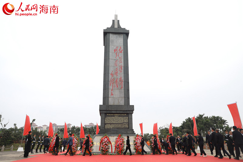 在缅怀纪念主题党日共建活动现场，参会人员瞻仰烈士纪念碑。 人民网记者 孟凡盛摄