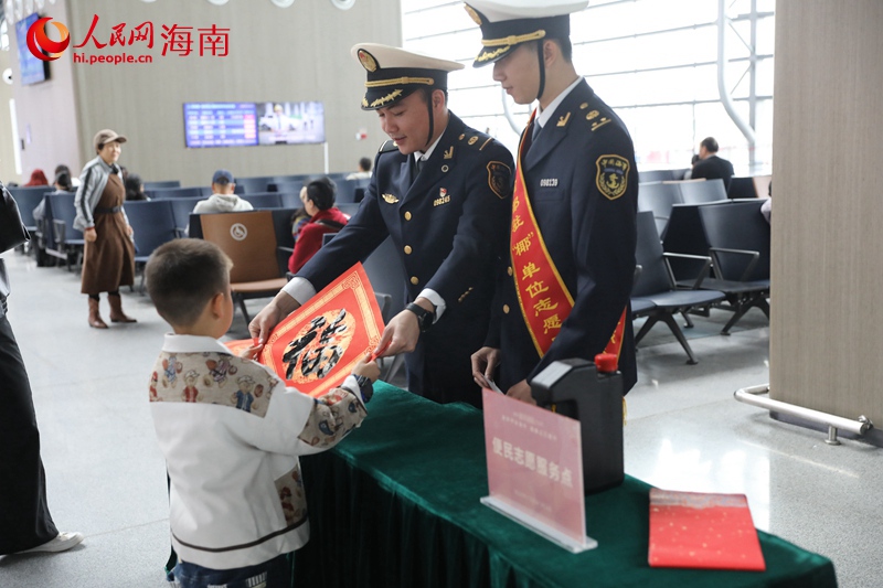 1月14日，2025年春运首日海口新海港平稳有序。人民网记者 孟凡盛摄 