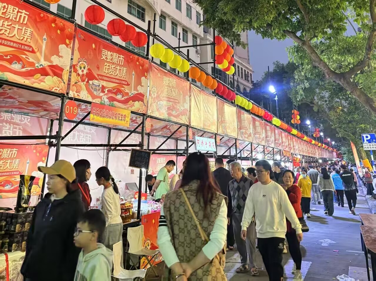 2025年琼海市新春年货节市集现场热闹非凡。 主办方供图