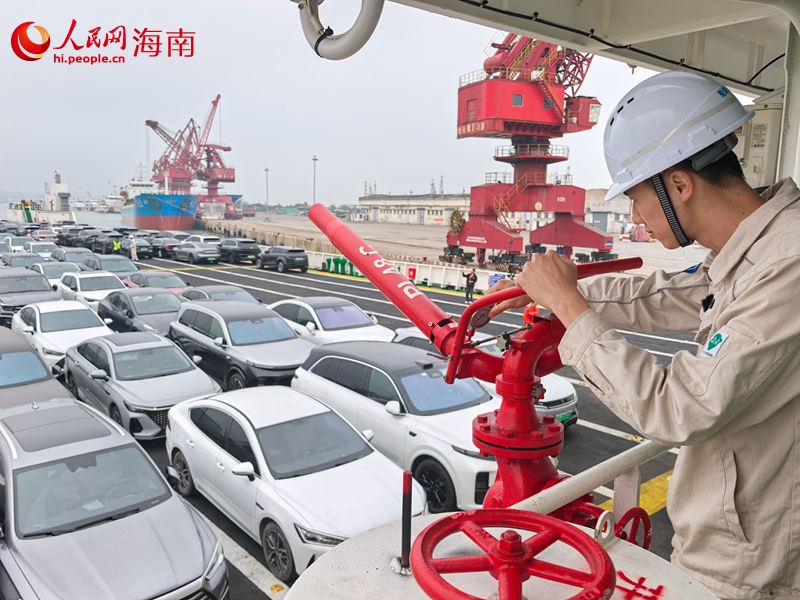 绿源二号船长黄万里在检查消防水炮。人民网记者 毛雷摄