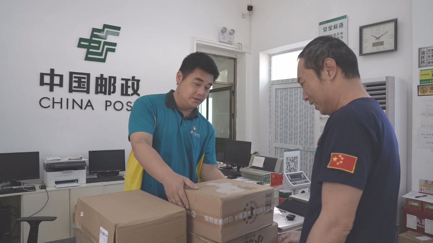 三沙邮政工作人员收寄快递包裹。黄文燕摄
