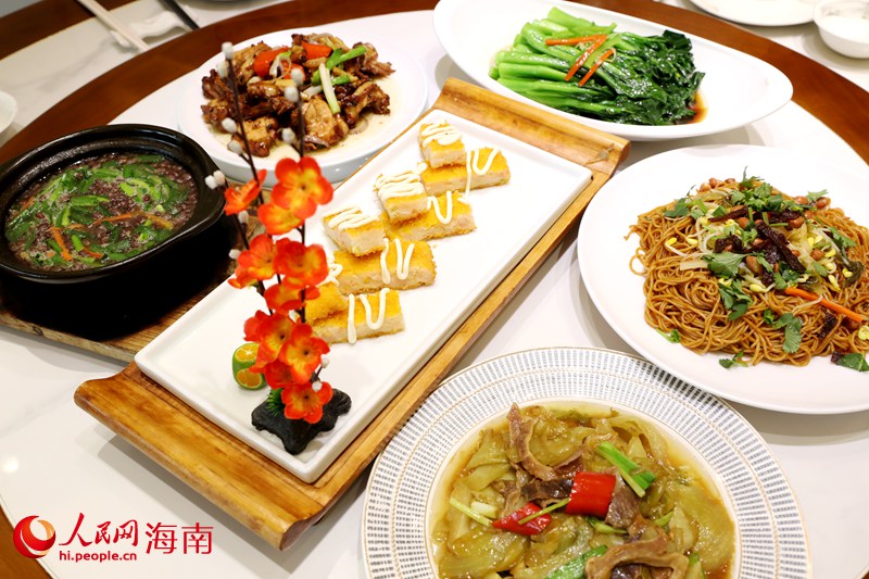 3.琼菜之家餐厅推出换花节专属套餐。人民网记者 符武平摄