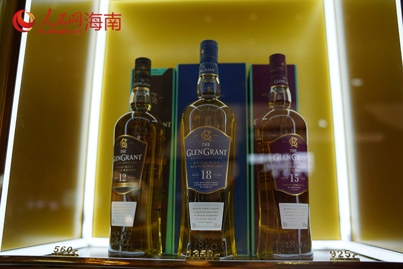 海南控股展馆展出的酒类产品。 人民网记者 孟凡盛摄