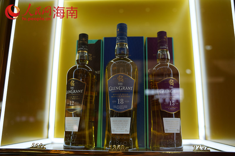 海控免税展馆展出的酒类产品。 人民网记者 孟凡盛摄
