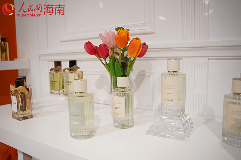 香化综合区展出的香水产品。 人民网记者 孟凡盛摄