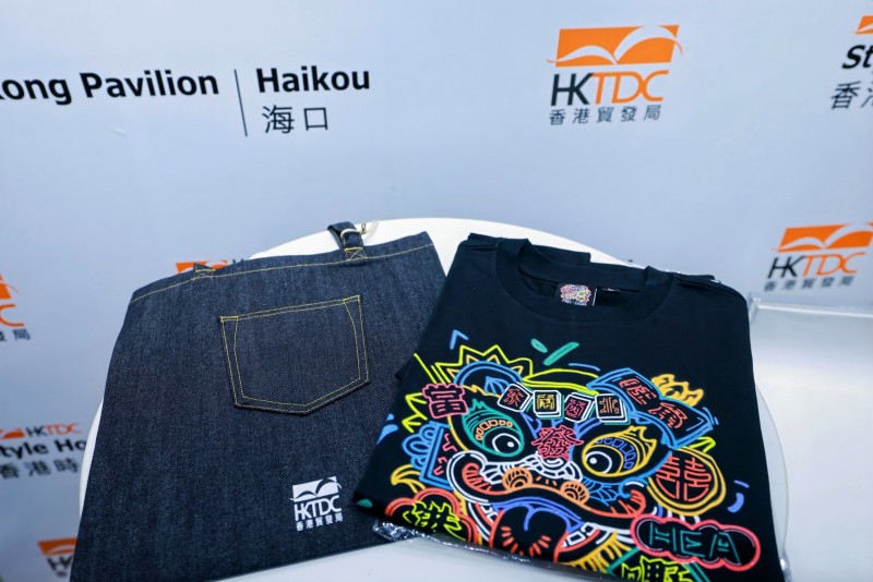 3、展馆内，香港贸发局精心打造的牛仔布包和文化T恤衫亮相。