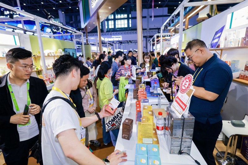 5、现场正想了解各类展品。