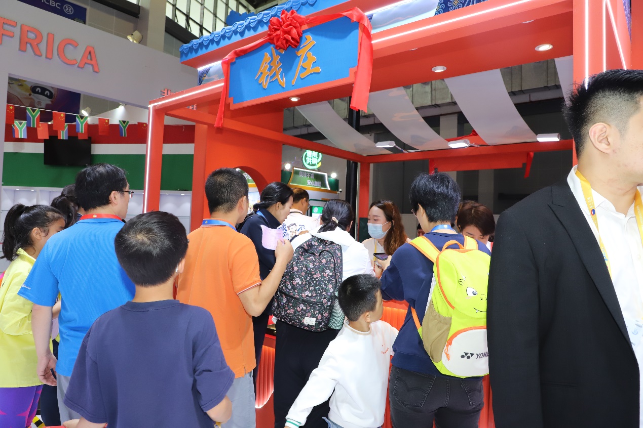 F:\20250413消博邮局\许多市民在消博邮局的钱庄办业务.JPG