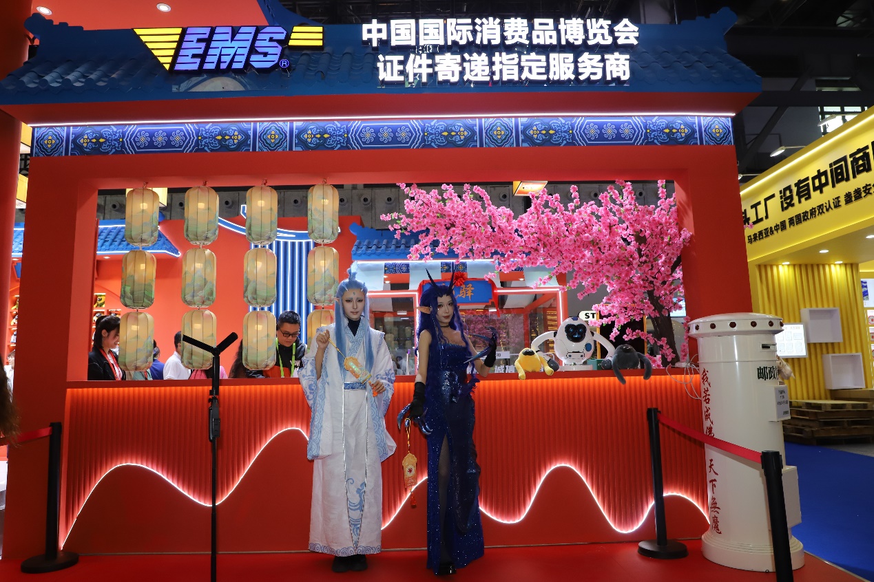 消博邮局的互动表演。黄文燕摄