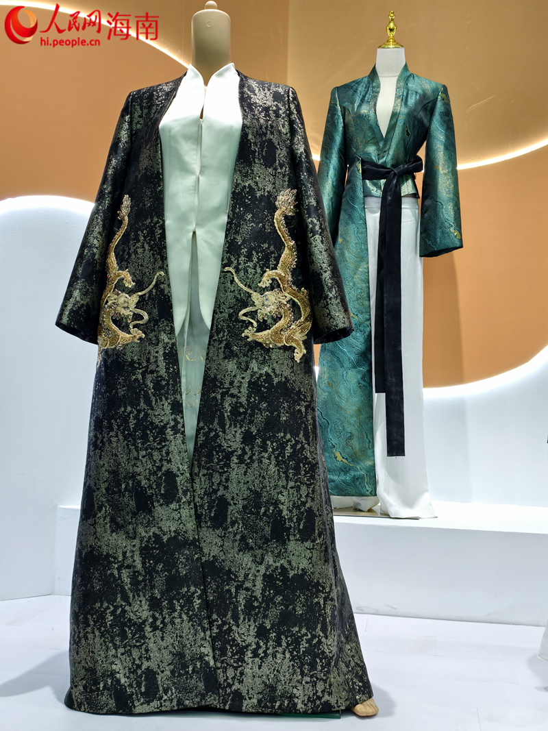 第五届消博会上展出的精美服饰。人民网 符泽民摄