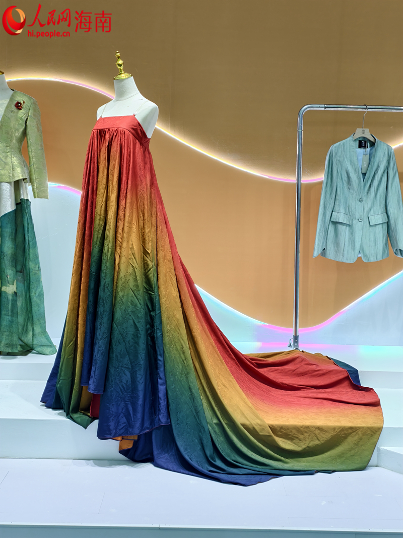 第五届消博会上展出的精美服饰。人民网 符泽民摄