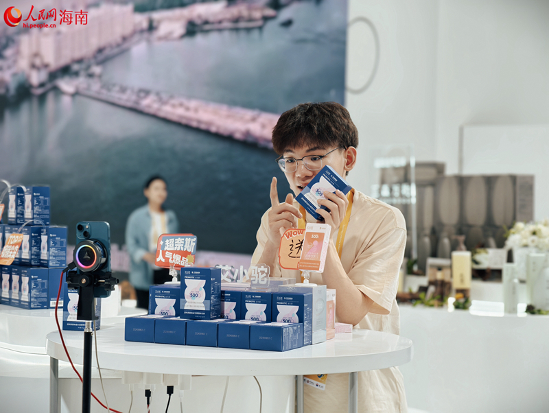 第五届消博会上展商正在直播介绍产品。人民网 符泽民摄