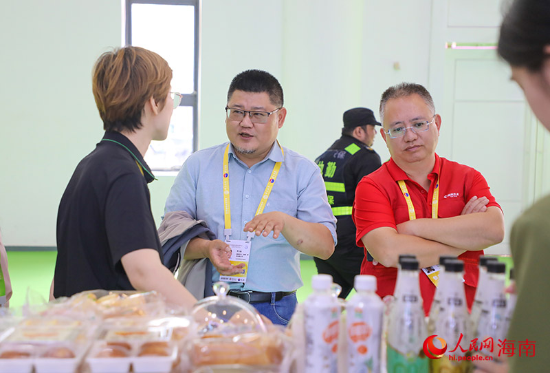 参展商现场了解产品，探讨合作模式。人民网记者 牛良玉摄