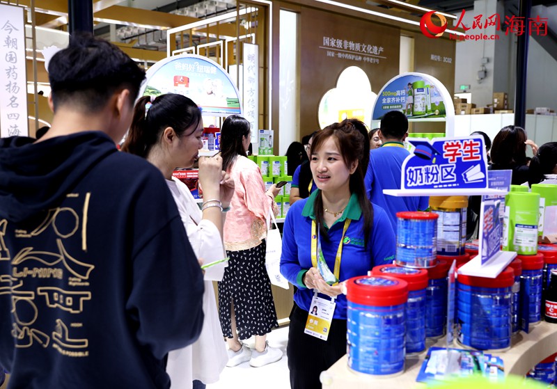 消费者在展台了解高培产品。人民网记者 符武平摄