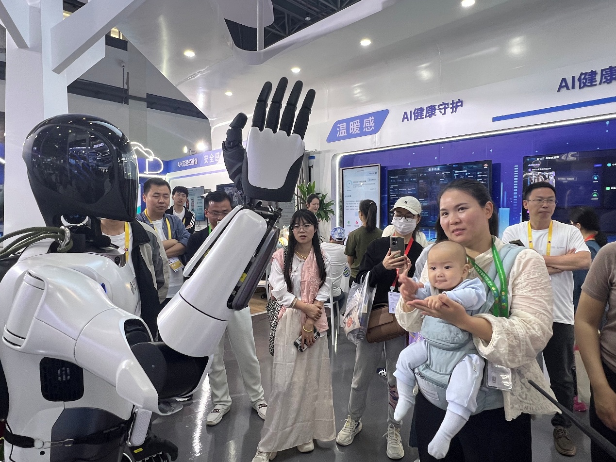 小观众在中国移动展馆与机器人互动。人民网记者 李学山摄