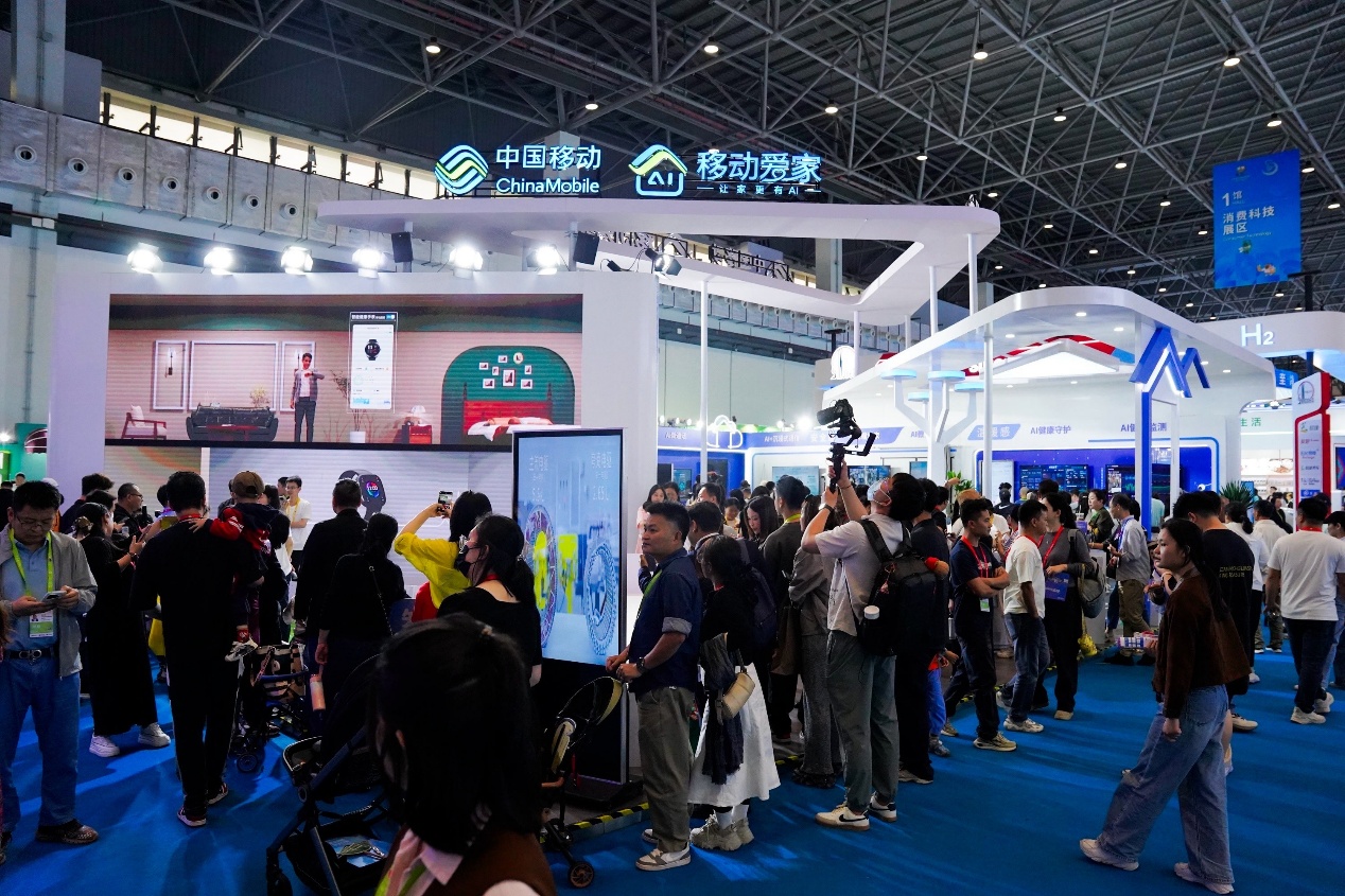 消博会上的中国移动展馆人气爆满。燕燕摄