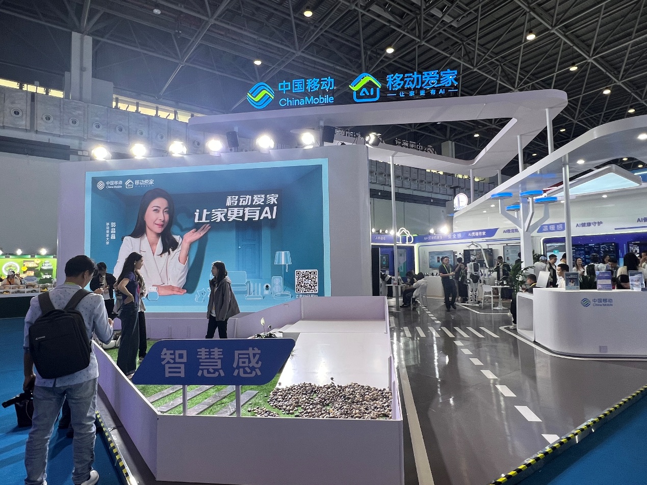 消博会上的中国移动展馆。人民网记者 李学山摄