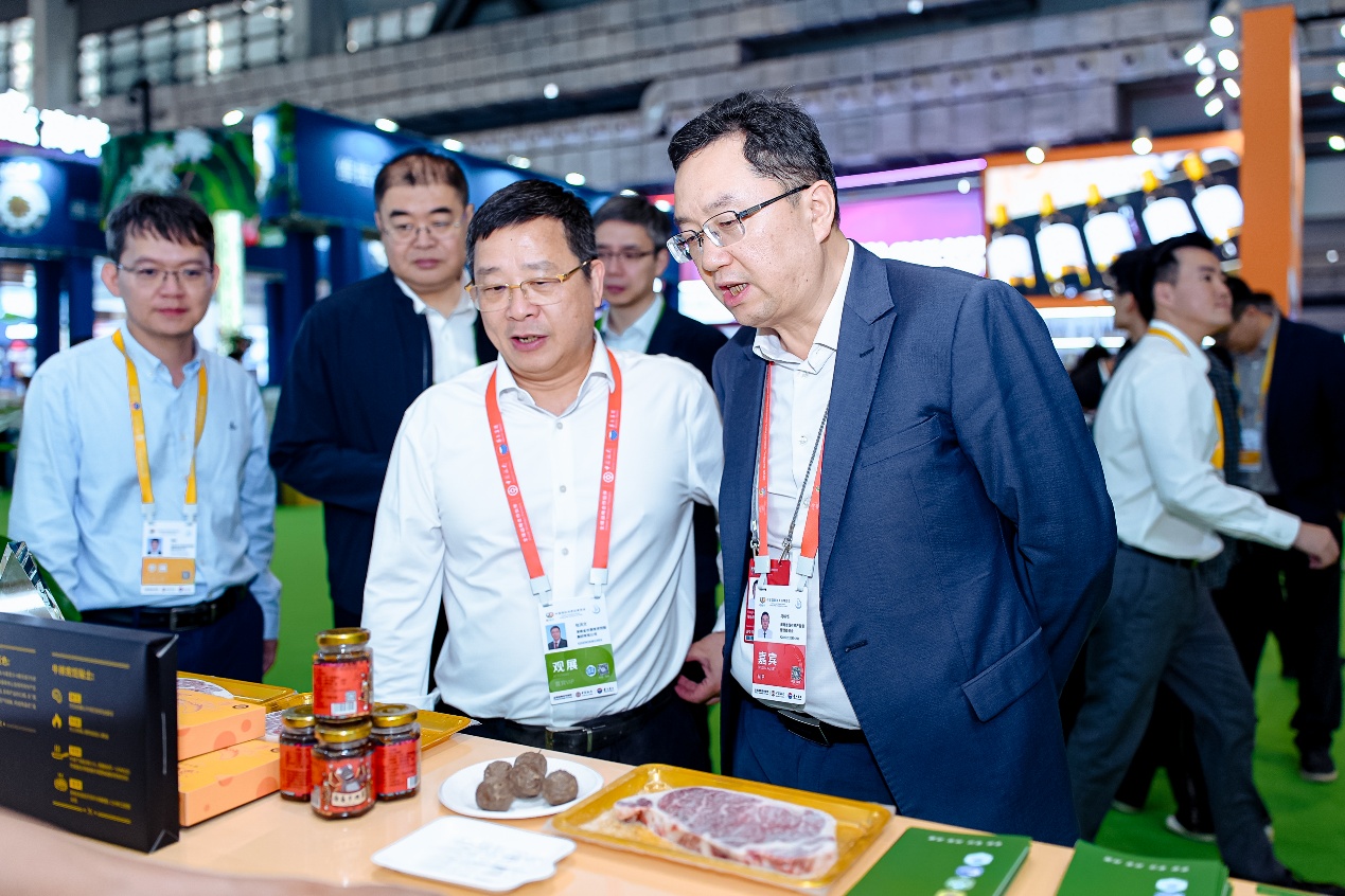 嘉宾在海垦馆内观展。主办方供图