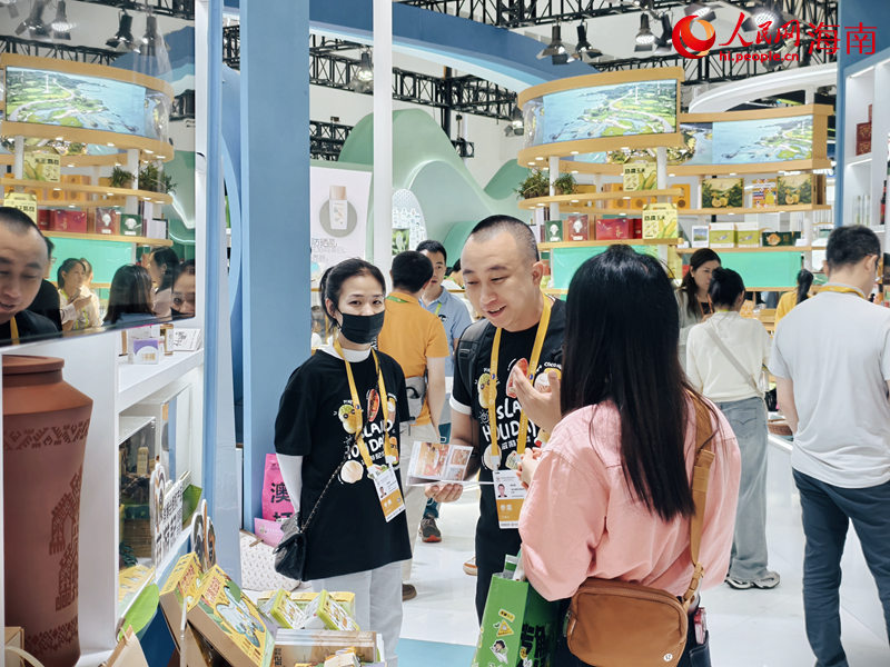 工作人员在向游客讲解产品。人民网 符泽民摄