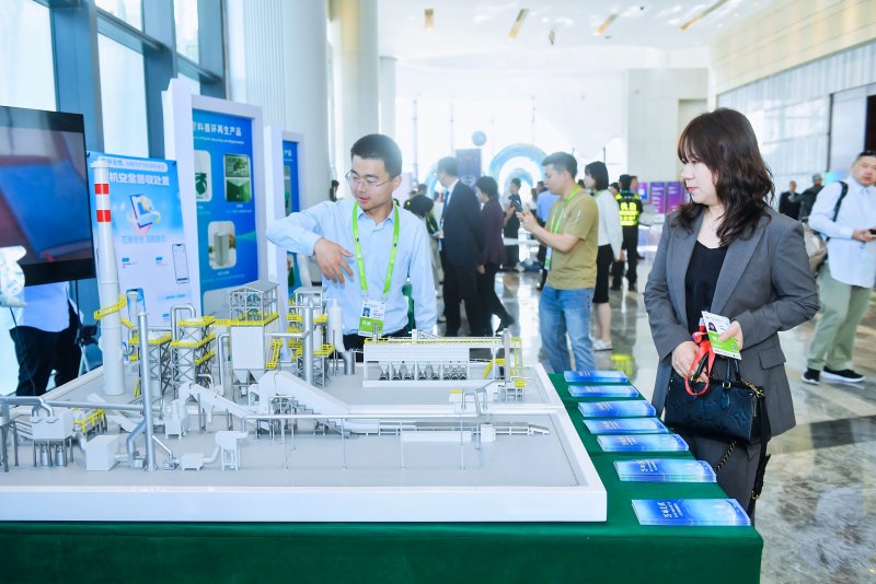 5、现场展示的手机回收粉碎再利用装置。