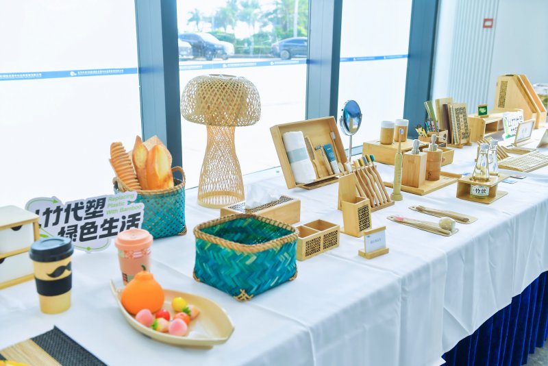 6、“以竹代塑”，现场展示的竹制品。