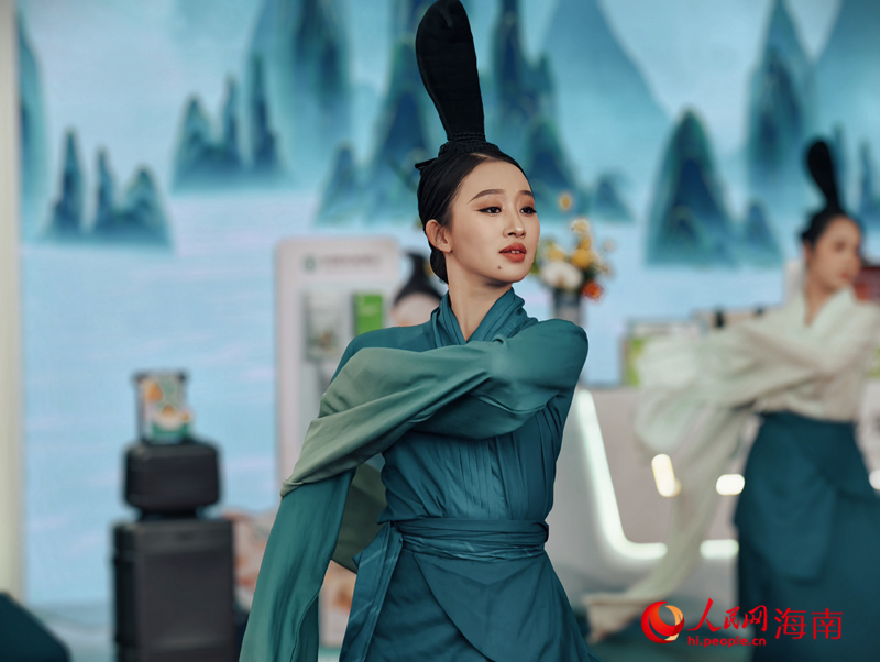 消博会上，不少展馆都带来沉浸式的文艺演出，在这个“国际范”的盛会上展示“中国风”。人民网 符泽民摄