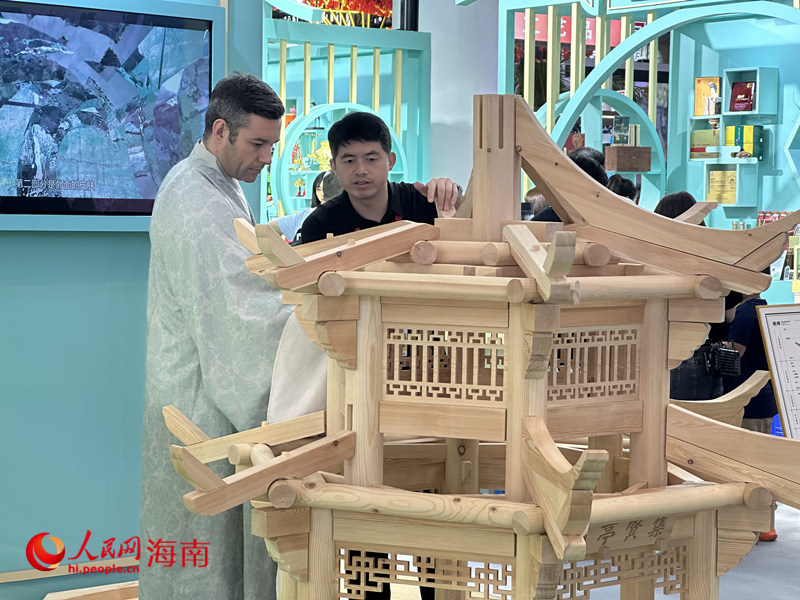 在浙江馆，参观者可现场拼搭中国传统古建筑榫卯积木“西湖集贤亭”，了解榫卯技艺，感受古人智慧与匠心。人民网 刘杨摄