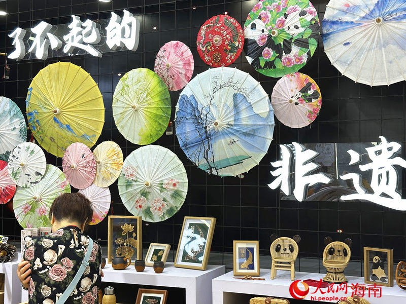 四川馆在消博会上展示的非遗文创产品。人民网 刘杨摄