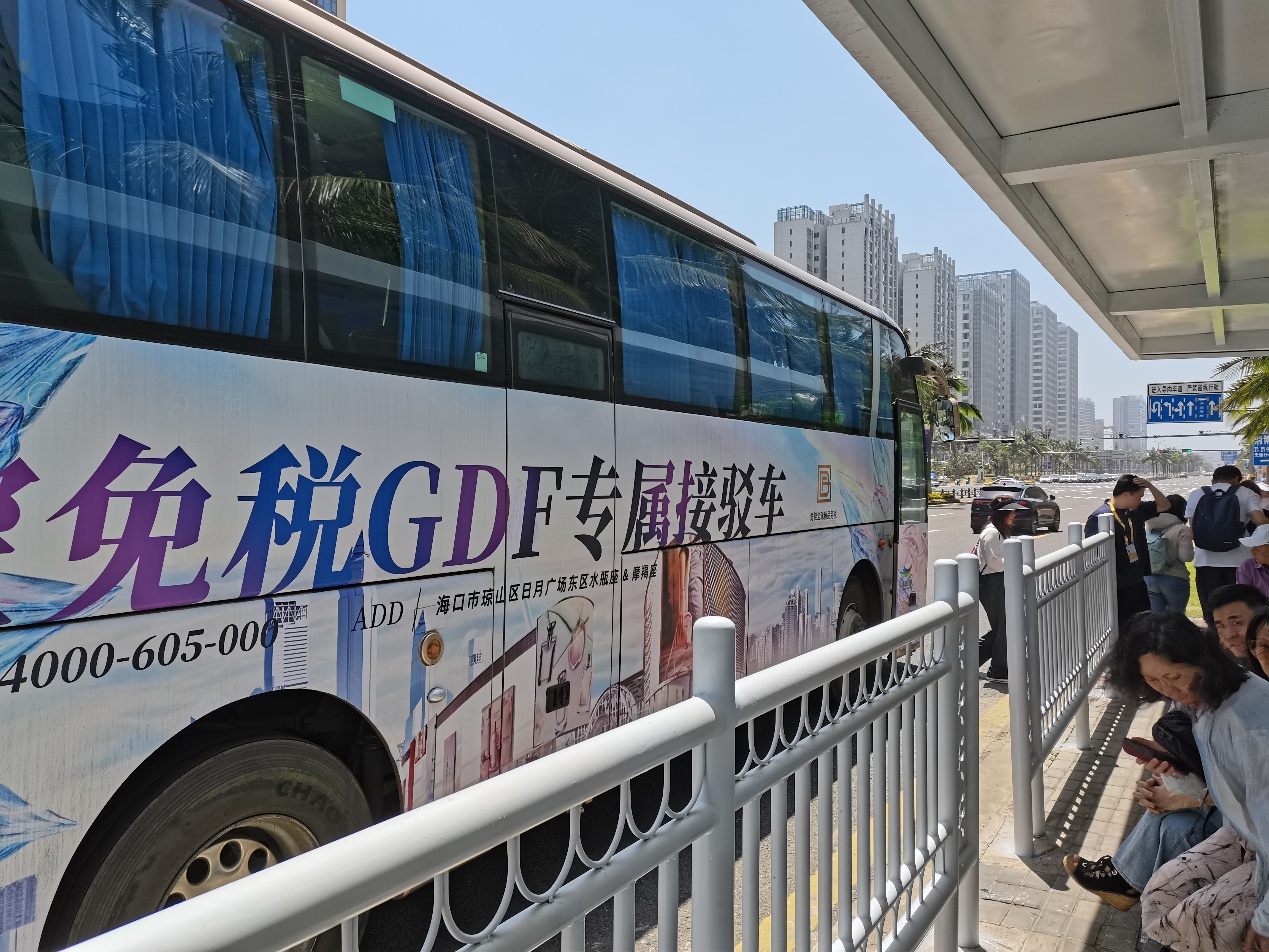 海控免税“消博专线”接驳车停靠在站台。李浩蓉摄