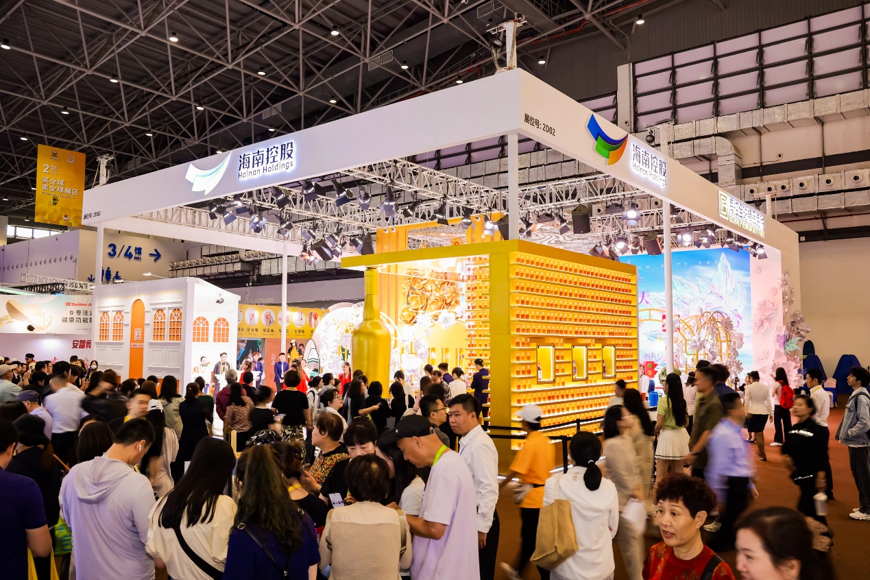 海控免税展馆人头攒动。海控免税供图