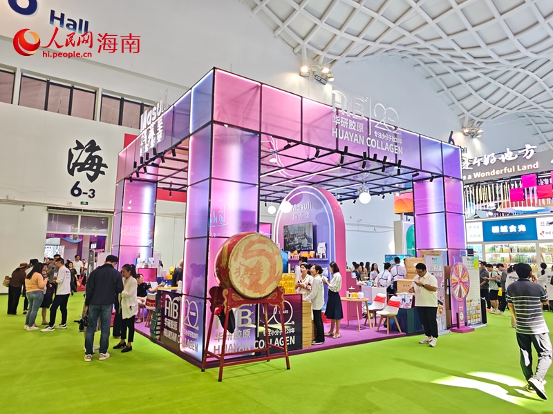 海南华研展馆吸引众多观展者、采购商关注。人民网记者 牛良玉摄