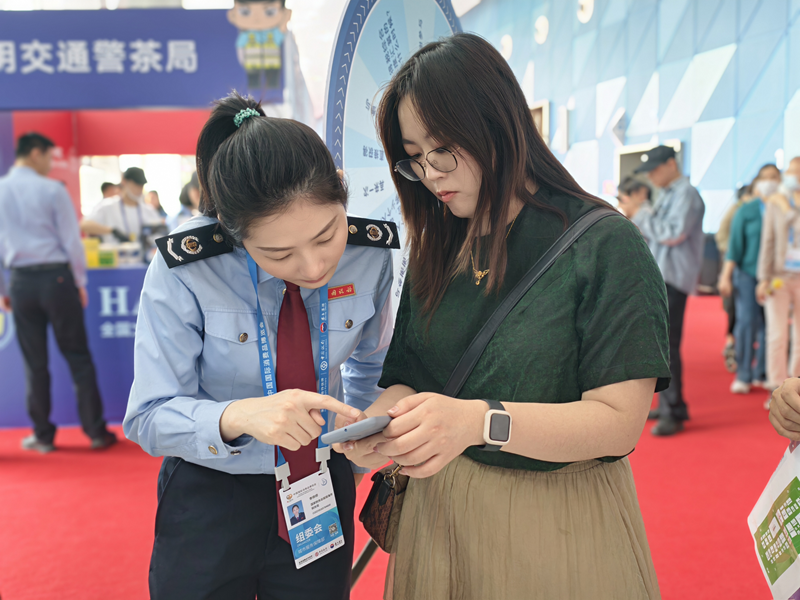 琼海市税务局工作人员指导纳税人进行税务申报。伍茜摄