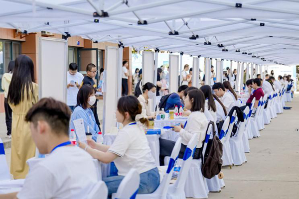 三亚企业的招聘人员向前来应聘的学子详细介绍三亚的人才政策。 主办方供图